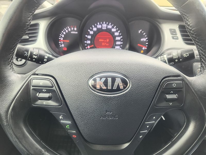 Kia Ceed (2013) 1.6 GDI 99KW/VYHŘ.VOLANT+SEDAD - fotka 27 z 49
