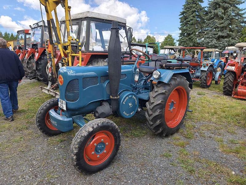 Žlutý Zetor 25 ve Skalné. V roce 1946 ho nastříkali barvou po Afrikakorpsu