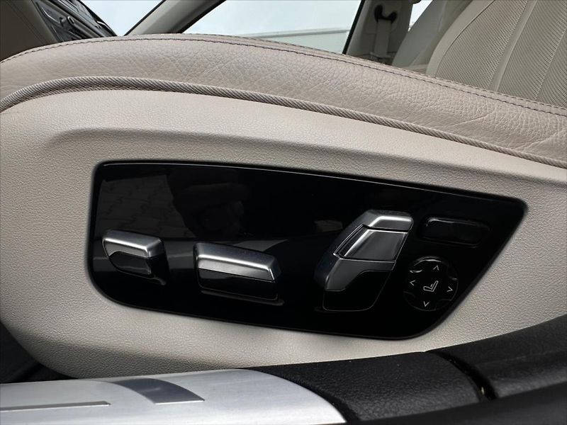 BMW Řada 7 4,4 750i xDrive 390 kW DPH - fotka 20 z 40