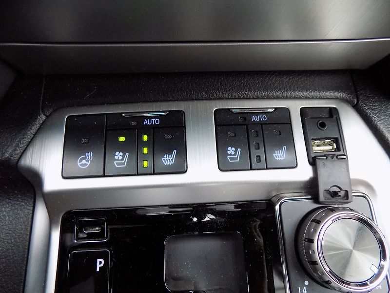 Toyota Land Cruiser (2020) 200/4.5/V8/Executive Lounge/ - fotka 35 z 45