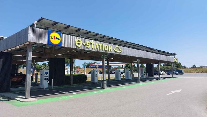 Dobíjecí stanice u prodejny Lidl připomíná, že Schwarz Gruppe od elektromobility jako celku neustupuje. Stopka platí pouze pro nové služební vozy v Německu.