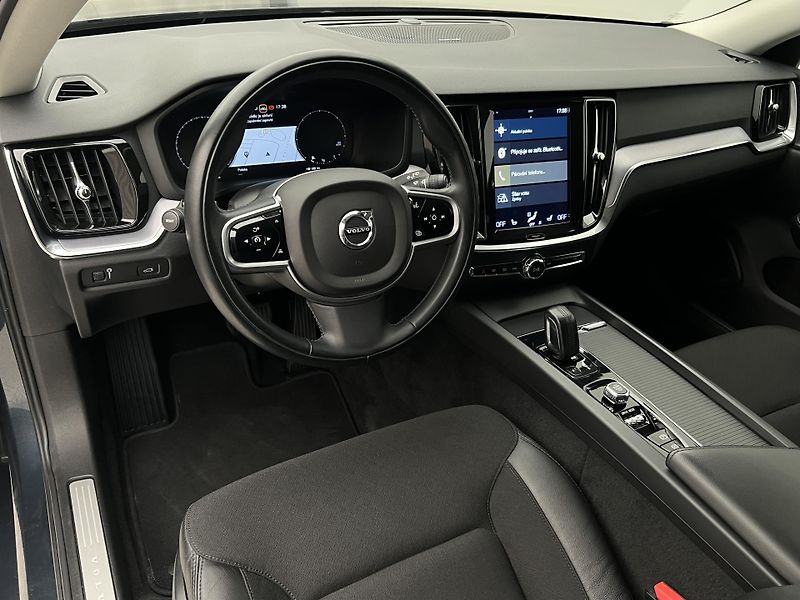 Volvo V60 B4 MOMENTUM AUT  - fotka 4 z 42