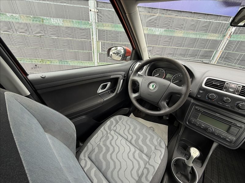 Škoda Fabia II 1.4 Ambiente - fotka 8 z 17