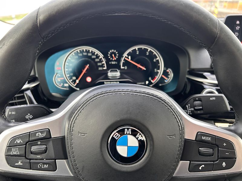 BMW Řada 5 520D XDRIVE, 1. majitel - fotka 14 z 20