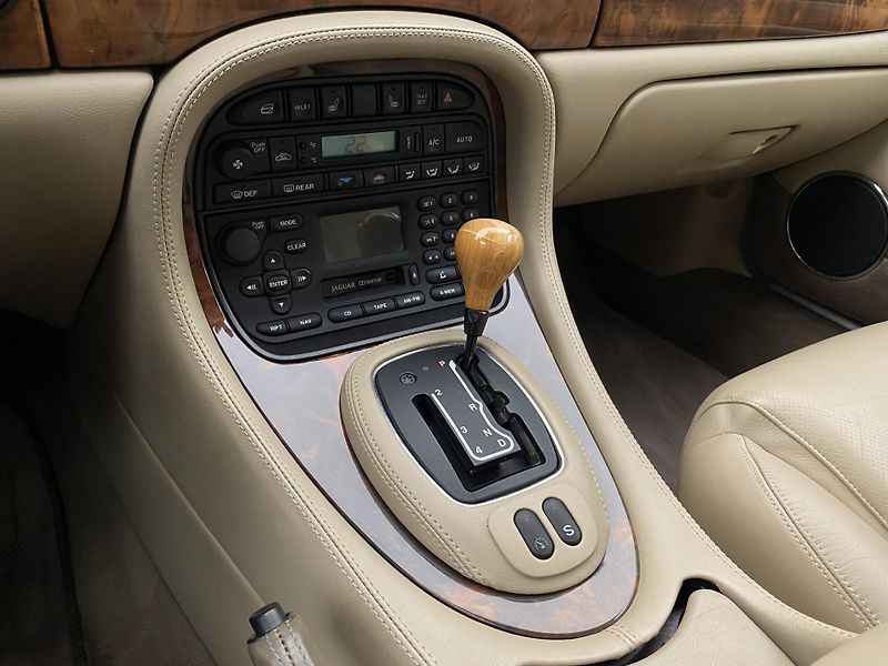 Jaguar XJ V8 4.0 SOVEREIGN AUT - fotka 26 z 31