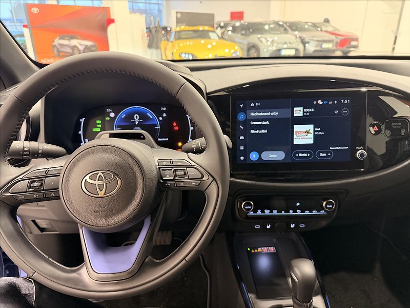 Toyota Aygo 1,5 Hybrid (116k)  Executive - fotka 9 z 10