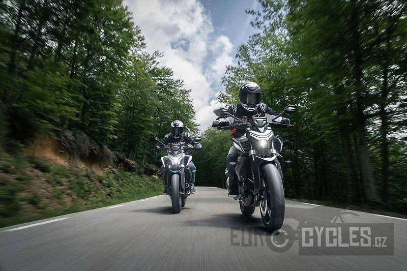 CFMOTO 450 NK (2026) - fotka 8 z 20