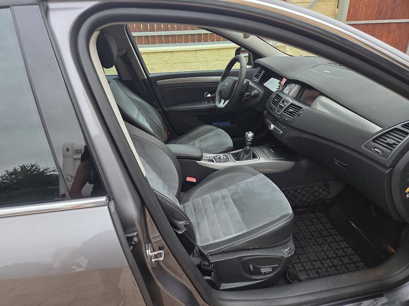 Renault Laguna 2.0dCi GT 131kW BOSE*4CONTROL* - fotka 32 z 38
