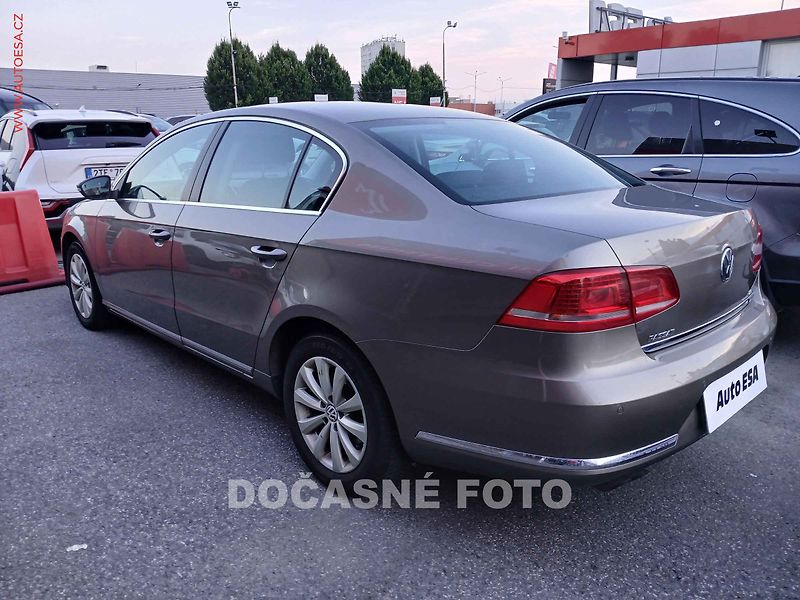 Volkswagen Passat (2011) 2.0TDi, 2.maj,ČR, Bixenon - fotka 2 z 3