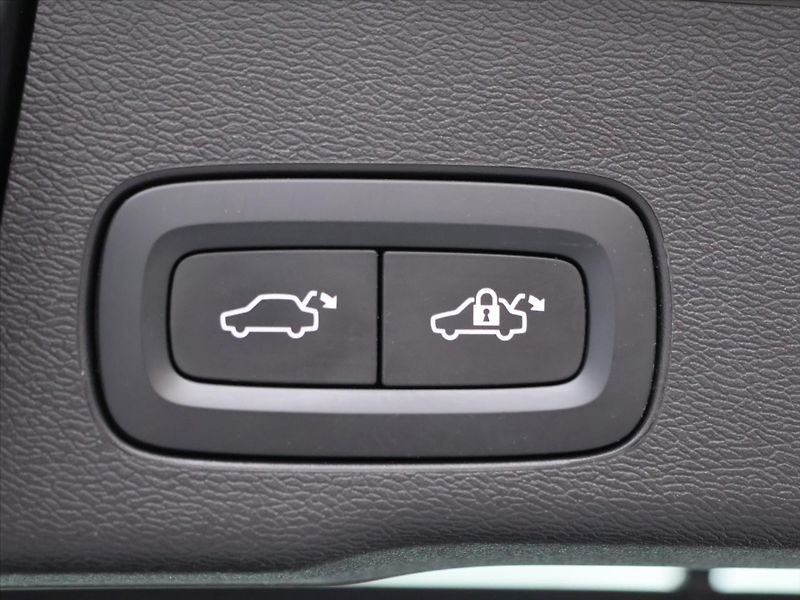 Volvo XC60 2,0 B4 145KW AWD MOMENTUM - fotka 11 z 40