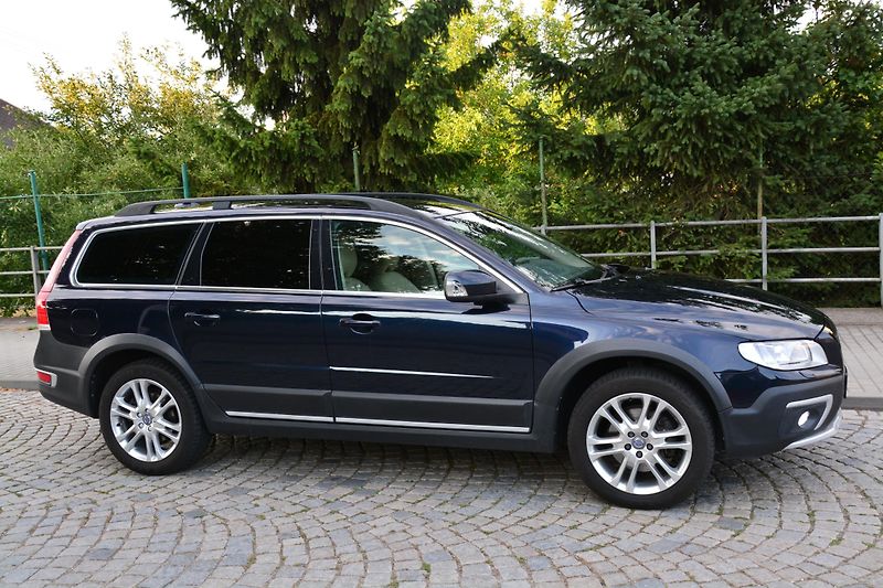 Volvo XC70 D5 SUMMUM 4x4 TAŽNÉ  - fotka 34 z 45