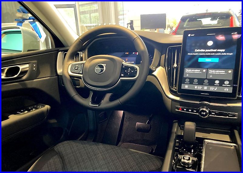 Volvo XC60 (2026) B5 AWD CORE +4SERVIS/ZÁRUKA - fotka 13 z 15