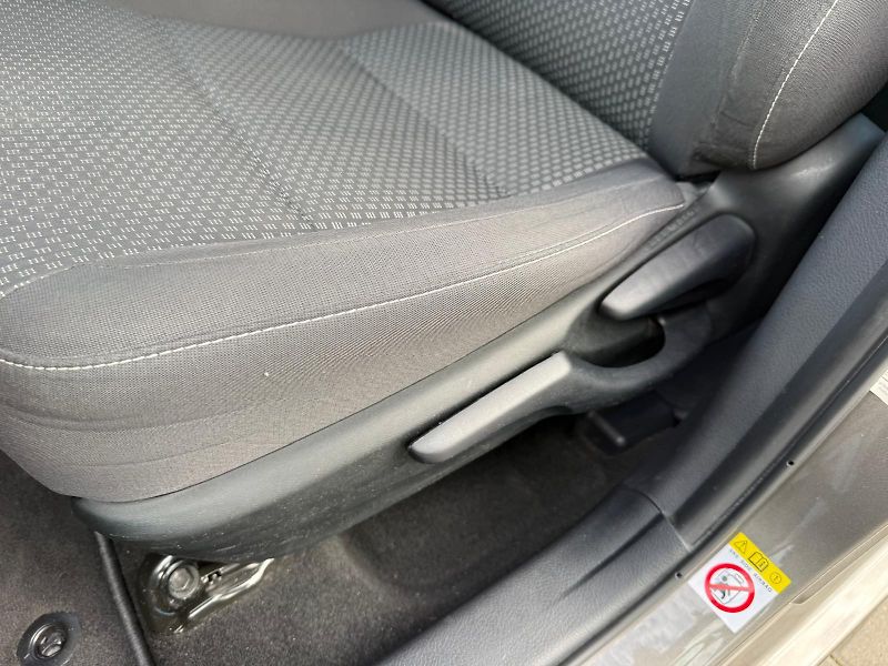 Toyota Corolla 1.6 VVT-i Active LED TREND+ - fotka 14 z 28