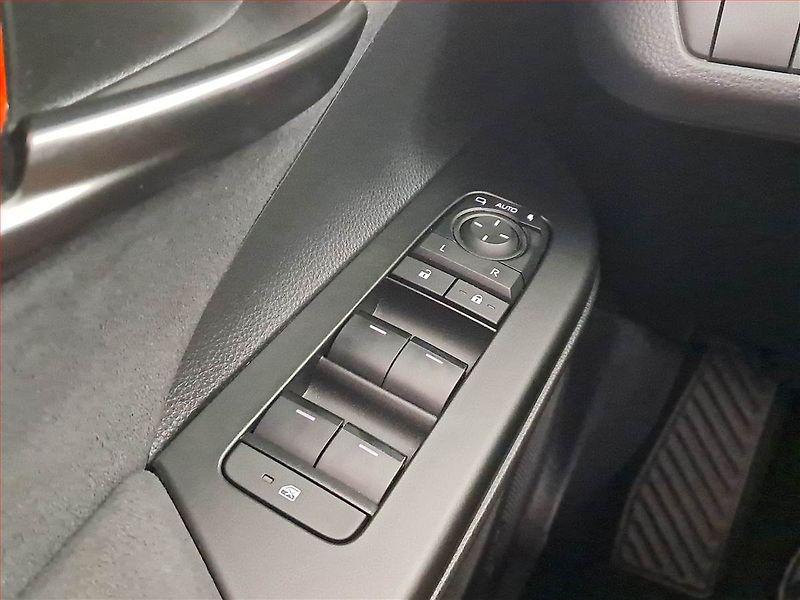 Toyota C-HR (2024) 2.0 Hybrid - fotka 18 z 19