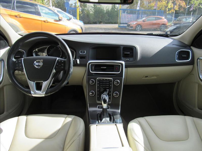 Volvo V60 2,4 D6 AWD Plug-in Hybrid - fotka 11 z 41