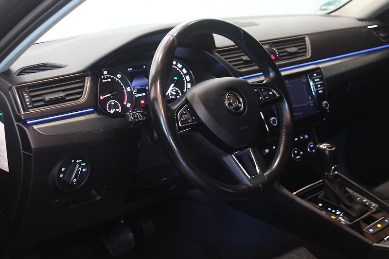 Škoda Superb (2015) 2.0TDI DSG STYLE+ Navi LED - fotka 16 z 43