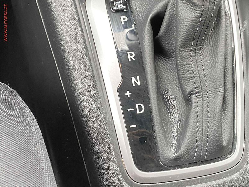 Hyundai ix20 (2016) 1.6 GDi, ČR, AT, park.čidla - fotka 14 z 18