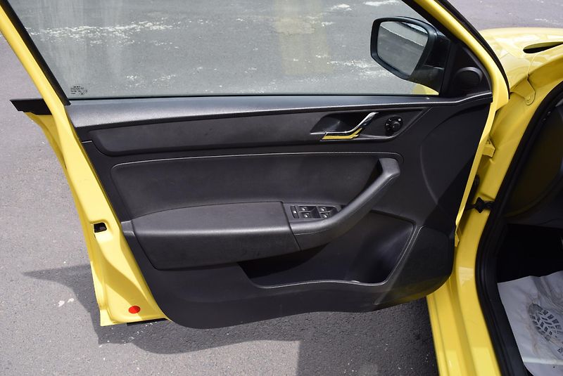 Škoda Rapid (2014) 1.2TSI 63kw AMBITION PANO OPS - fotka 19 z 50