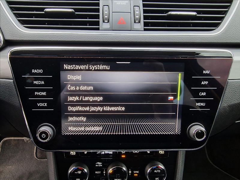 Škoda Superb 1.5 TSI 110kW DSG Style,1.Maj - fotka 32 z 50