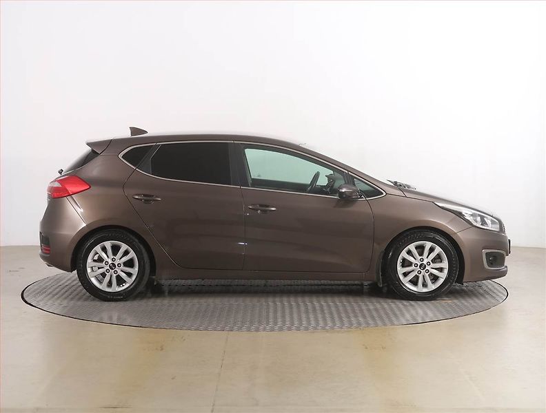 Kia Ceed (2018) Gold 1.6 GDI, Serv.kniha, Navi - fotka 6 z 18