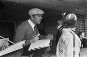 Graham Hill při rozhovoru s Colinem Chapmanem v paddocku.