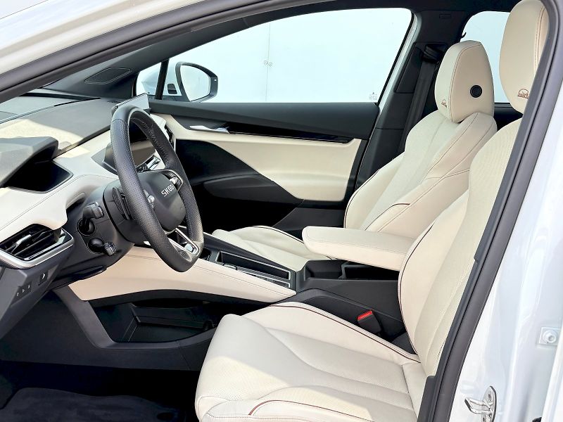 Škoda Enyaq (2025) 85 kWh / 210 kW / L&K - fotka 6 z 36