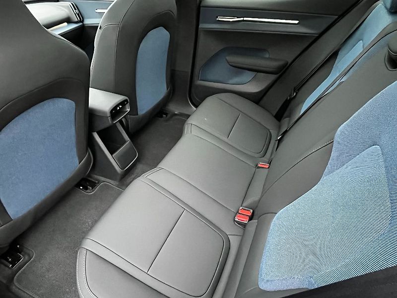 Volvo EX30 Ultra Twin Motor 315kW - fotka 18 z 26