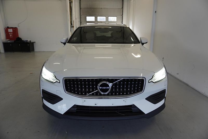 Volvo V60 (2019) CROSS COUNTRY 2,0 D4 AWD AUT. - fotka 2 z 33