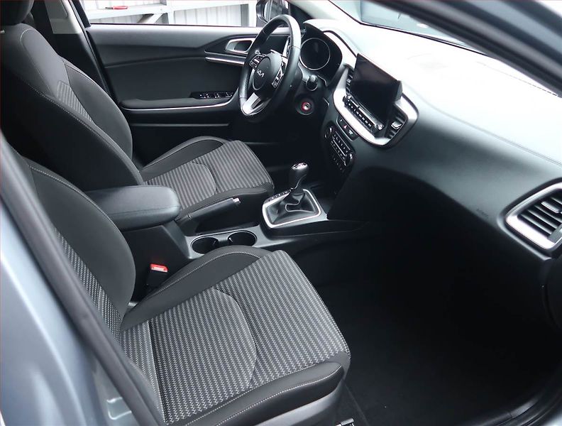 Kia Ceed (2022) 1.5 T-GDI, Serv.kniha, Navi - fotka 9 z 17