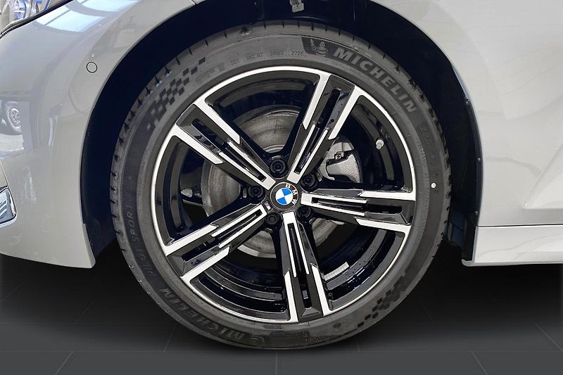 BMW Řada 3 320d xDrive Sedan - fotka 6 z 8