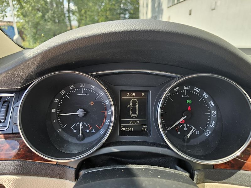 Škoda Superb (2010) 2 2.0 TDI DSG TAŽNÉ  - fotka 13 z 18