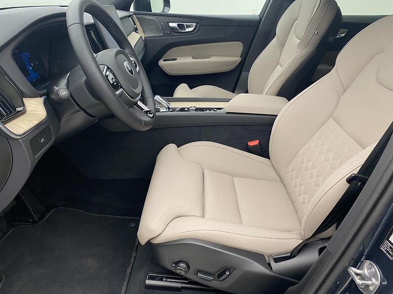 Volvo XC60 B5 AWD DARK PLUS AUT CZ - fotka 3 z 51