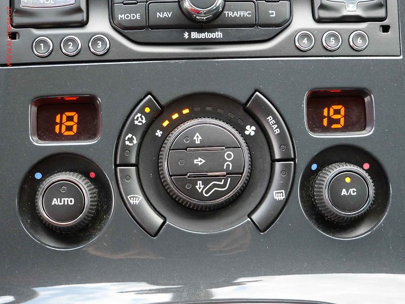 Peugeot 5008 (2015) 2.0 HDi, AC, navi, park.asist - fotka 16 z 23