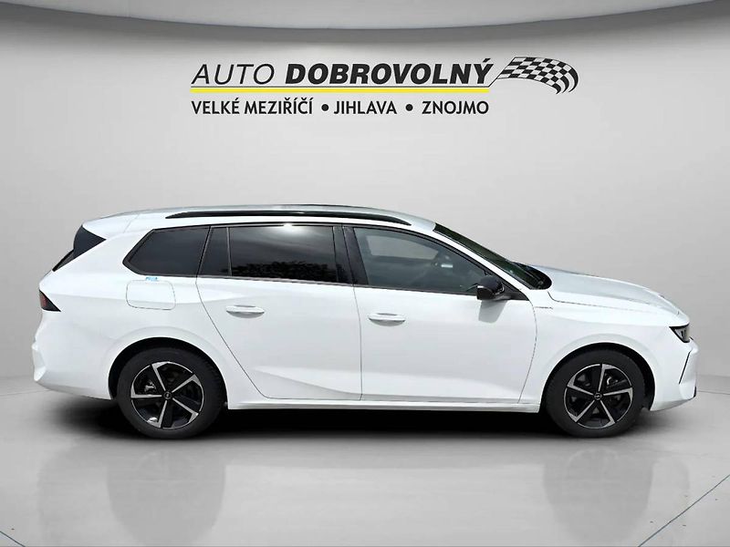 Opel Astra Edition ST 1.2 TURBO (96kW/130 - fotka 9 z 20