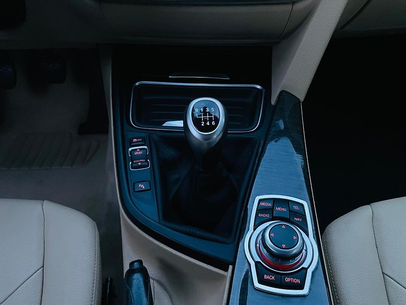 BMW Řada 3 318D GT MANUÁL KAMERA VÝHŘEV  - fotka 42 z 46
