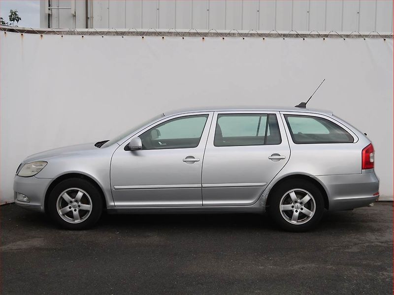 Škoda Octavia (2009) Ambiente 1.9 TDI, Serv.kniha - fotka 3 z 18