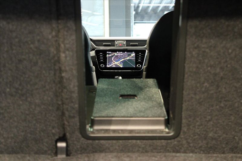 Škoda Superb TDi DSG Combi LED/DPH - fotka 23 z 27