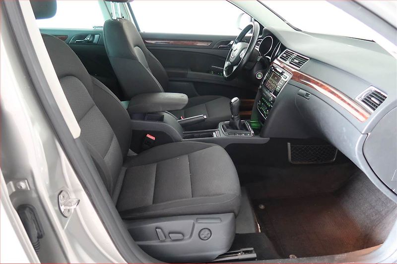 Škoda Superb (2012) Elegance 2.0 TDI, Xenony - fotka 9 z 17