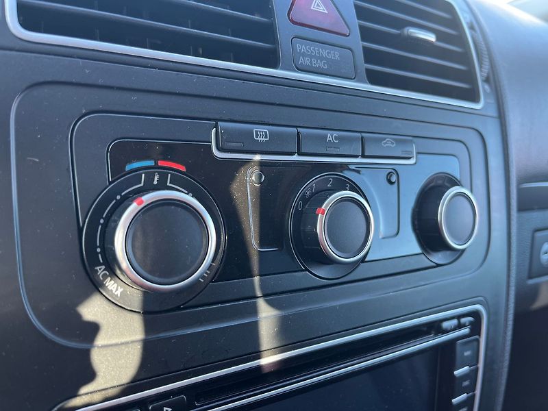Volkswagen Touran 1.6TDi 77kW*WEBASTO*VÝHŘEV SED - fotka 32 z 34