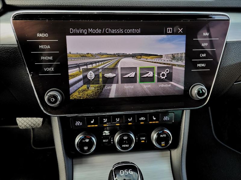 Škoda Superb 1,4 TSI,PHEV,DSG,LED,NAVI,VÝHŘ - fotka 26 z 47