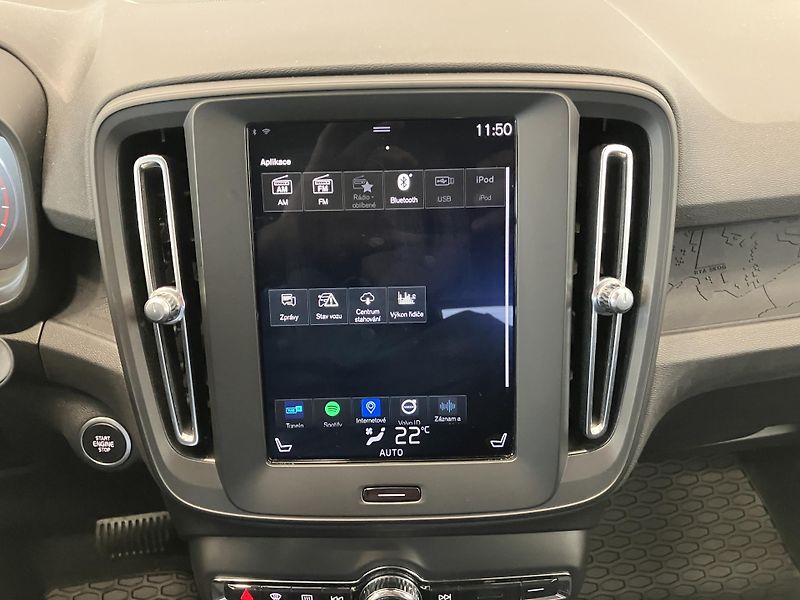 Volvo XC40 T3 FWD Kinetic AT8 - fotka 29 z 36