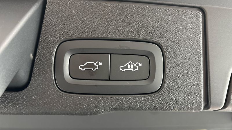 Volvo XC60 2.0 B4 AUT AWD Plus Dark - fotka 20 z 31