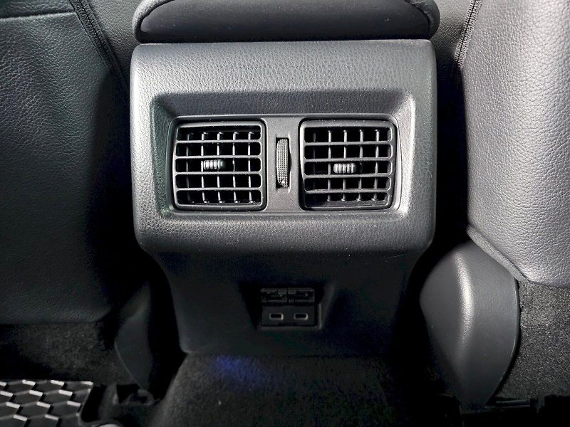 Toyota Camry (2023) 2.5HEV 218k PRESTIGE - fotka 29 z 32