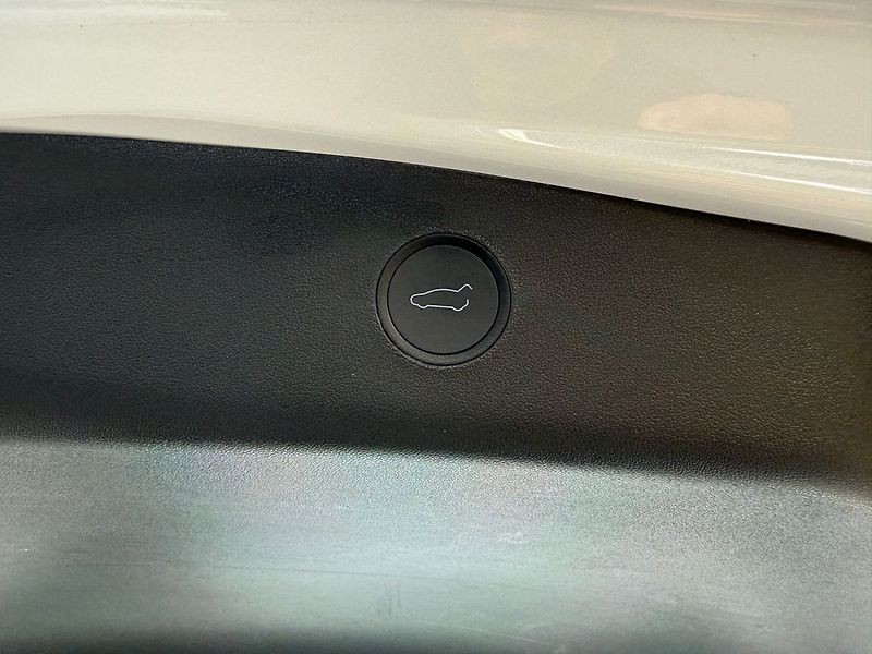 Tesla Model 3 Long Range AWD - fotka 37 z 41