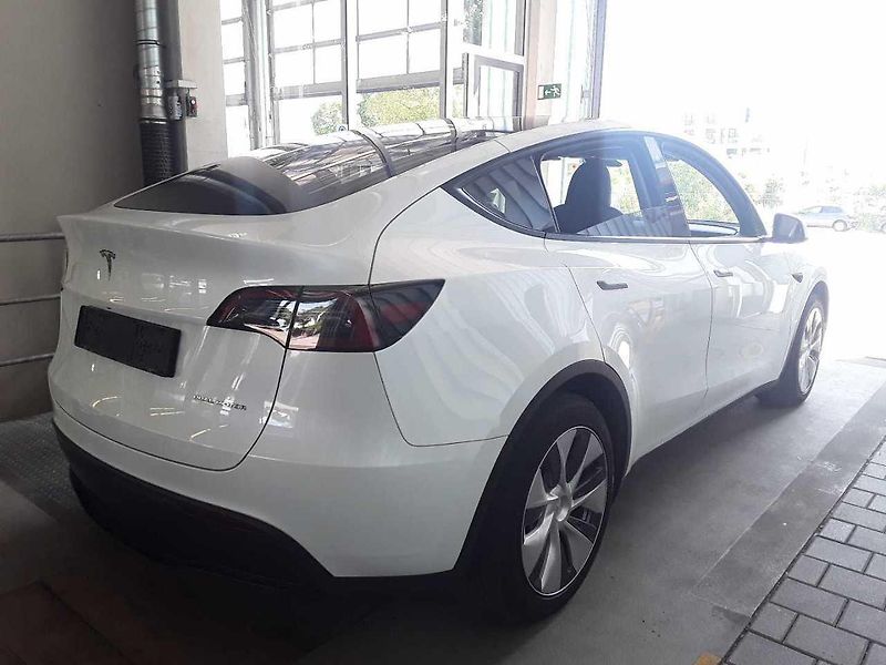 Tesla Model Y LONG RANGE DUAL MOTO 92,7% - fotka 3 z 8