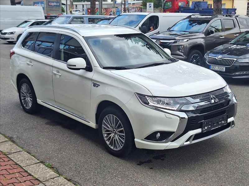 Mitsubishi Outlander 2,4 PHEV  Inform 4WD DPH - fotka 3 z 16