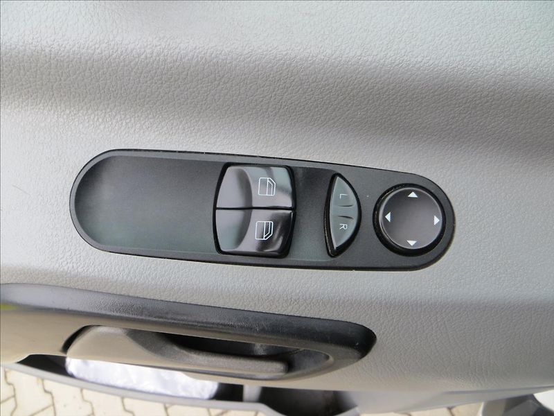 Volkswagen Crafter 2,0 TDI L3H3 5míst TZ Nez.top - fotka 13 z 23