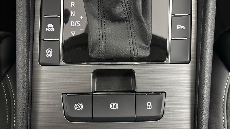 Škoda Superb 2.0 TDI DSG Style Combi - fotka 23 z 28