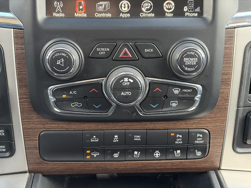 RAM 1500 (2016) Laramie V8 HEMI - fotka 25 z 40