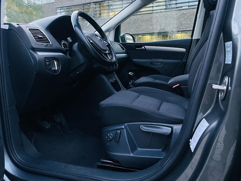 Volkswagen Sharan 2.0TDI MAN 7MÍST TAŽNÉ KAMERA - fotka 28 z 46